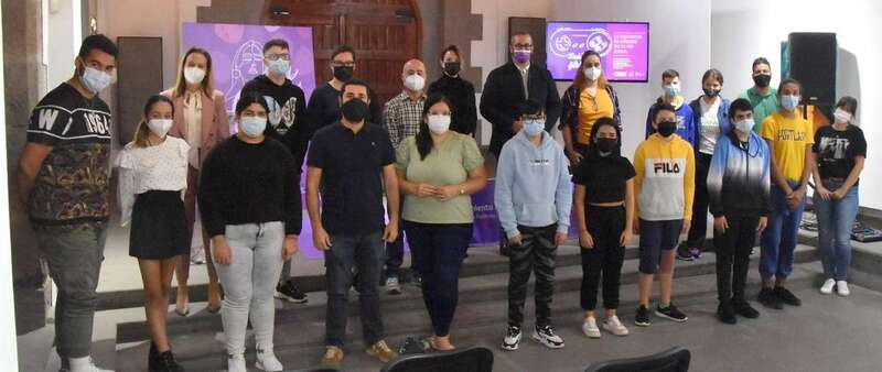 Foto de familia del concejal con los integrantes de los grupos escolares premiados/Francisco Javier Santana.